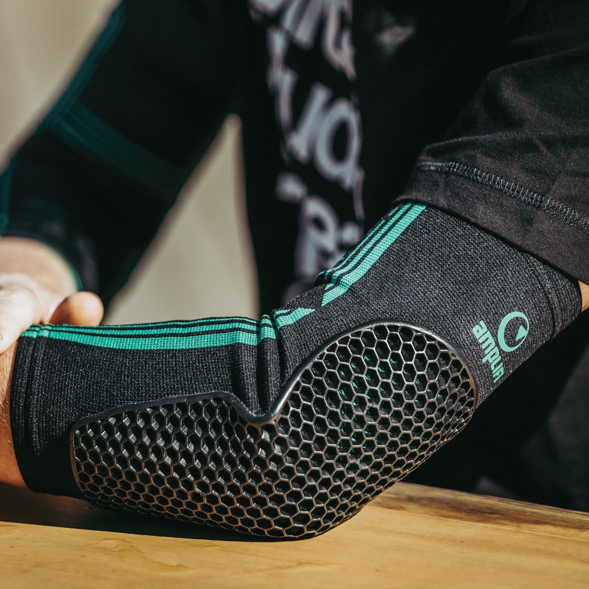 AMPLIFI MKX könyökvédő - Image 4